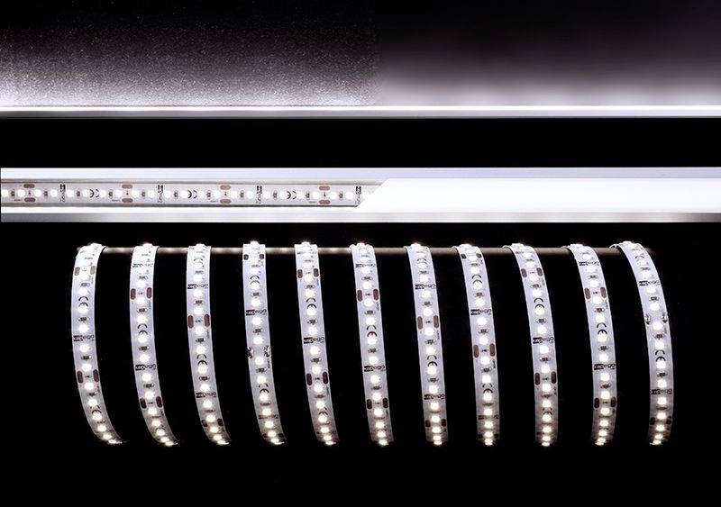 Une bande lumineuse à LED est façonnée en boucles et montée sur le mur, avec des LED individuelles s'illuminant à intervalles réguliers.