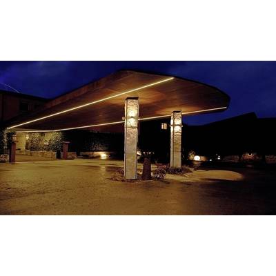 Un auvent moderne de nuit, éclairé par une lumière chaleureuse et soutenu par deux colonnes de pierre, illumine un espace d'entrée élégant.