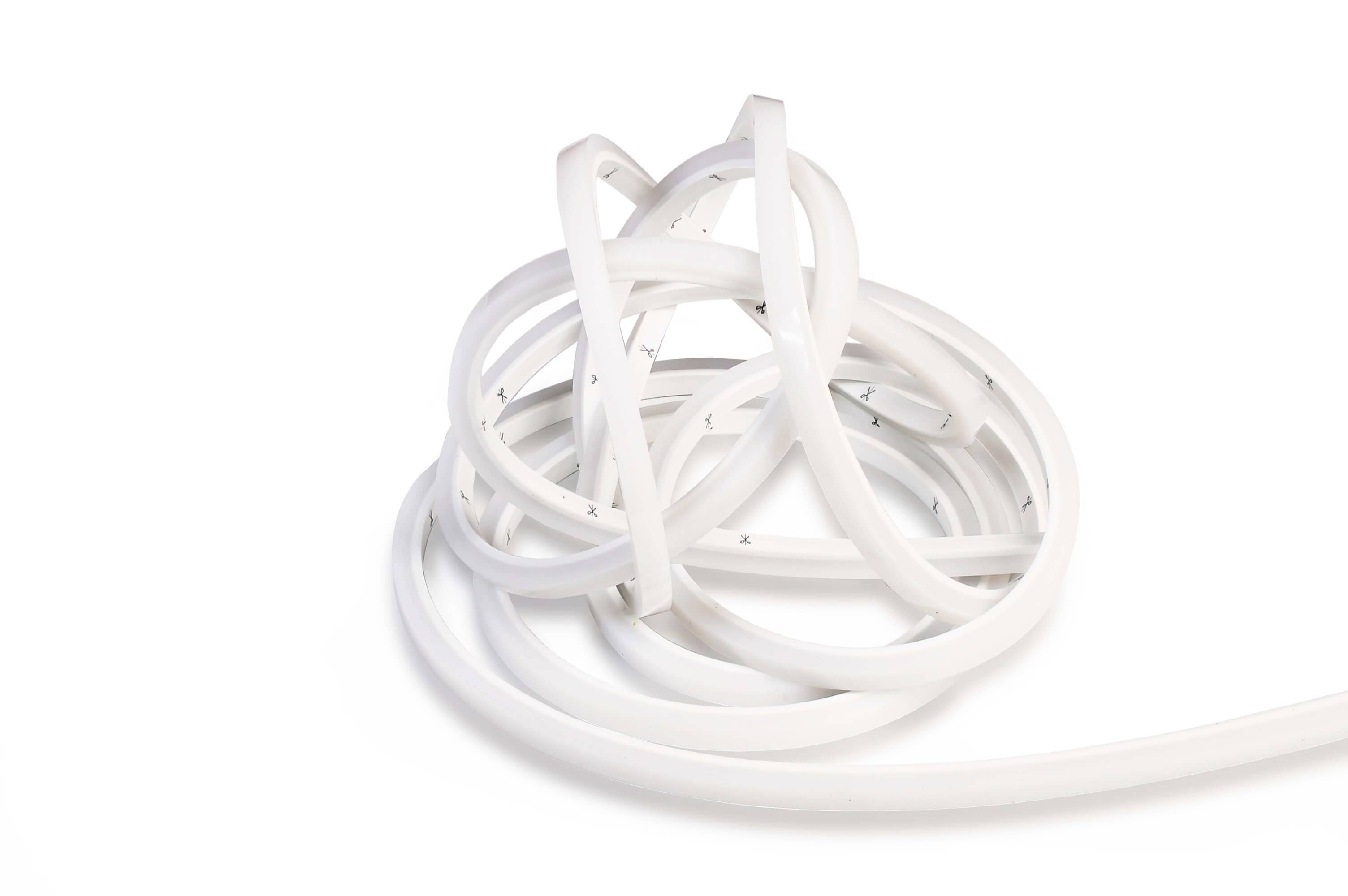 Un tuyau blanc noué repose sur un fond blanc. Le tuyau est enroulé en plusieurs boucles et nœuds.