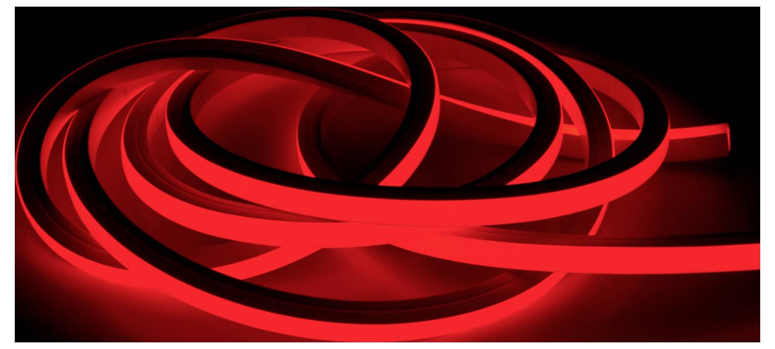 Motif abstrait de rubans tourbillonnants rouges et noirs sur fond sombre.