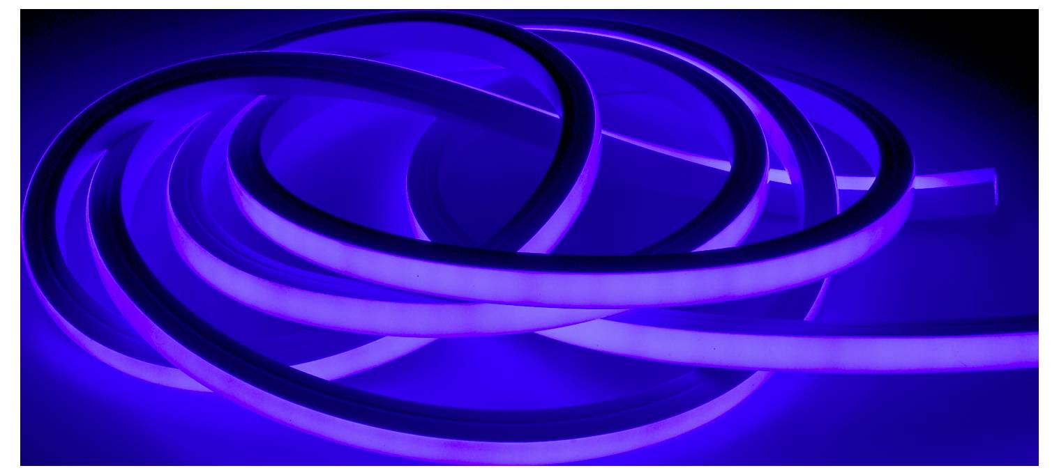 Anneaux et arcs lumineux bleus et violets entrelacés sur un fond sombre.
