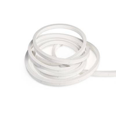 Un tuyau blanc enroulé en forme de cercle sur un fond blanc.