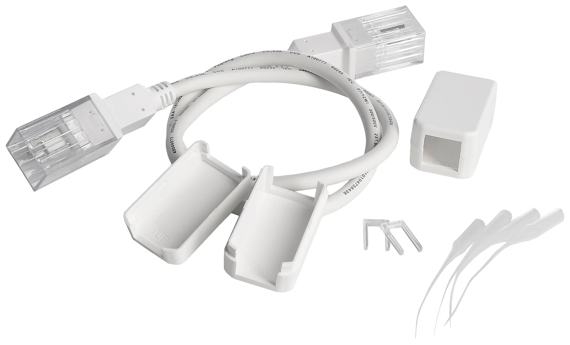 Un câble réseau blanc avec des connecteurs transparents, entouré de capuchons en plastique et de petites pièces pour l'organisation des câbles.