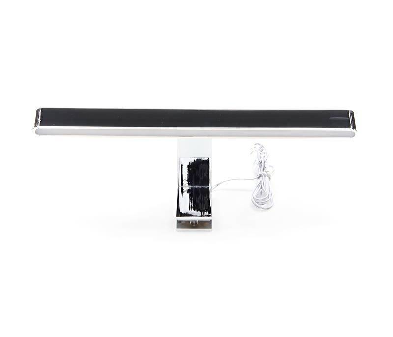 Une lampe moderne noire au design rectangulaire, fixée sur un socle argenté. Un câble avec une fiche pend sur le côté.