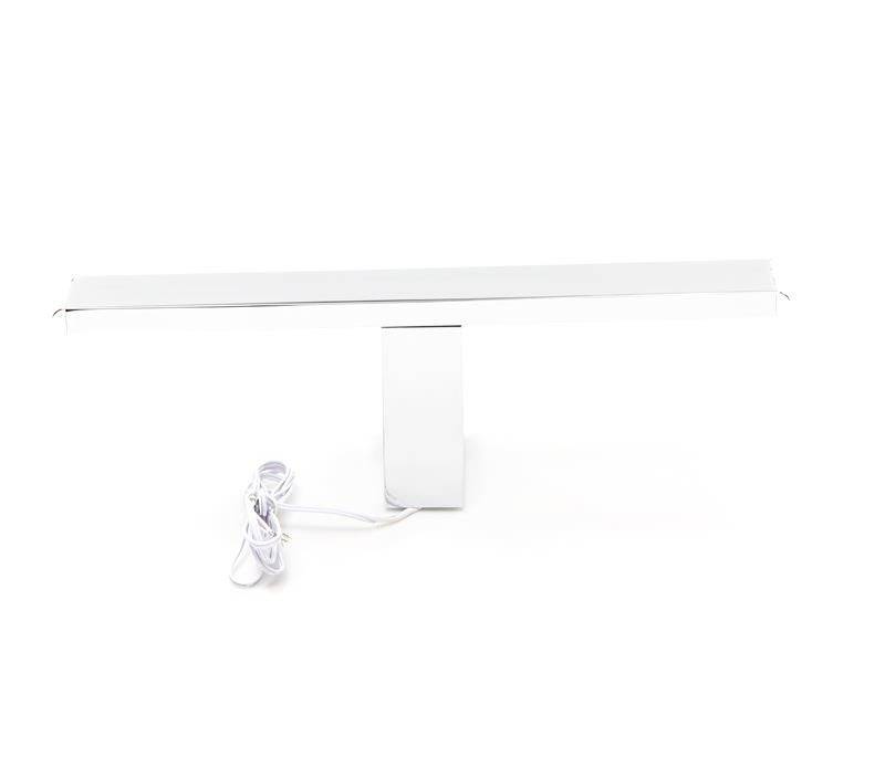 Lampe rectangulaire argentée avec câble et fixation murale, adaptée à un design de salle de bain moderne.