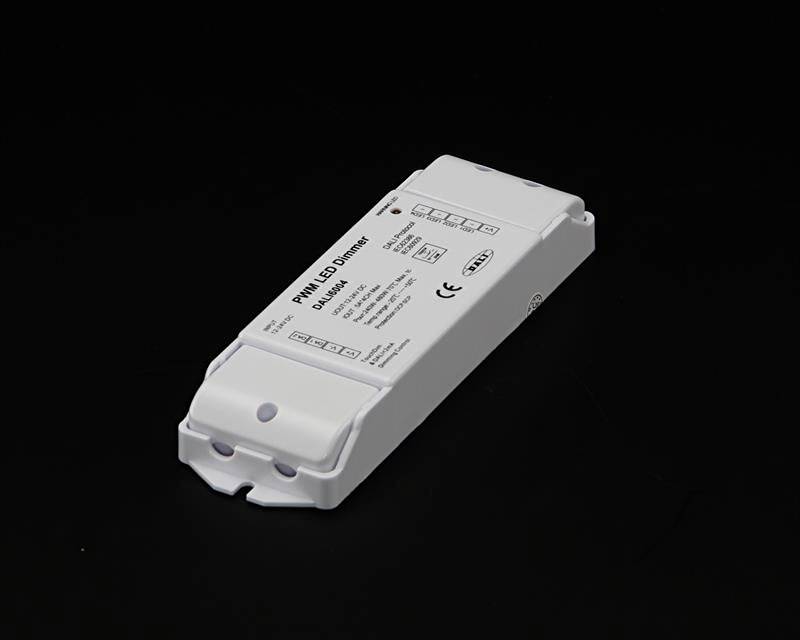 Un appareil blanc portant l'inscription 'Variateur PWM pour LED' est posé sur un fond noir. Il contient des spécifications techniques et des symboles.