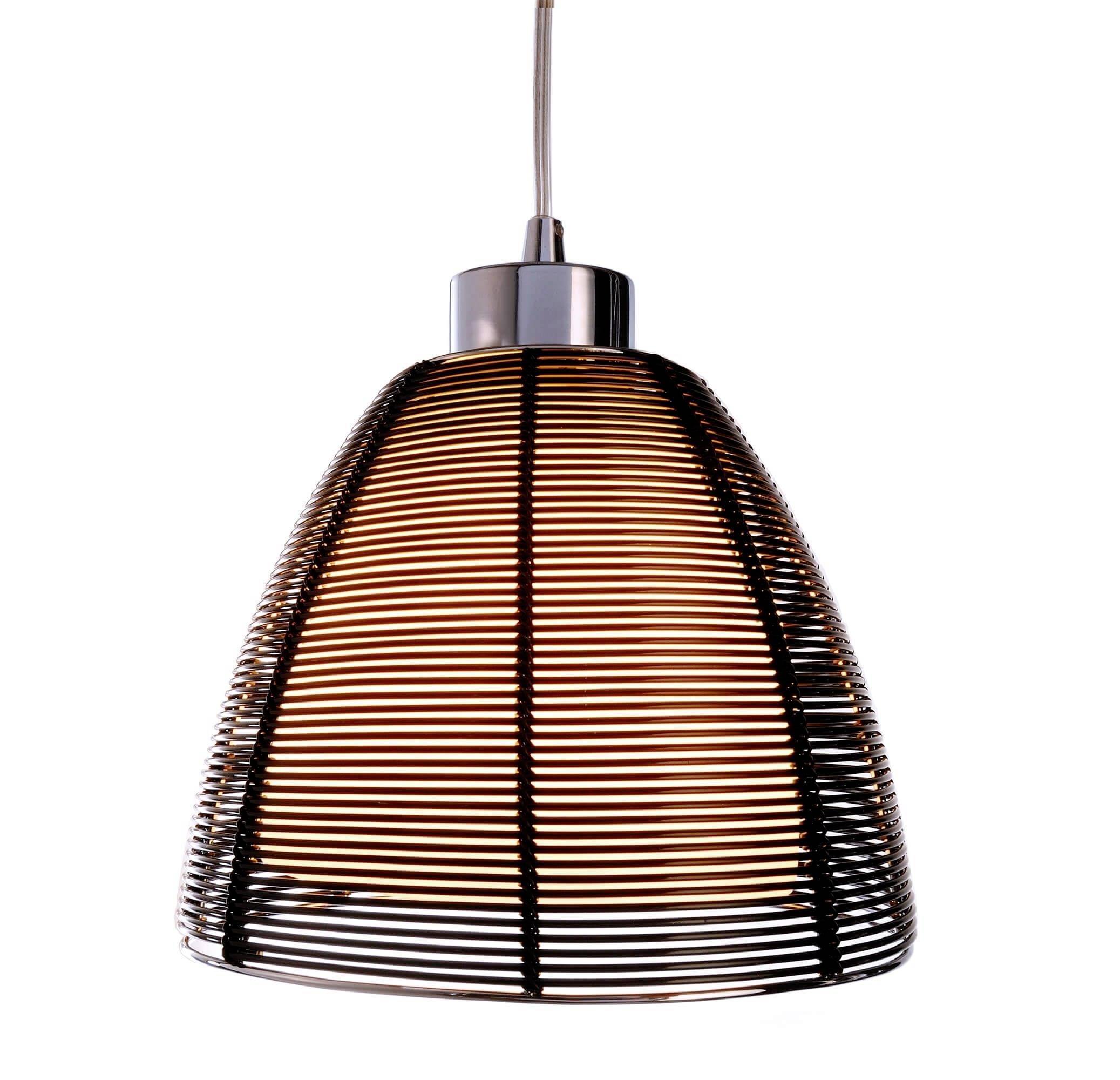 Une lampe suspendue moderne avec un abat-jour rond et strié en métal et en verre, qui diffuse une lumière chaleureuse.