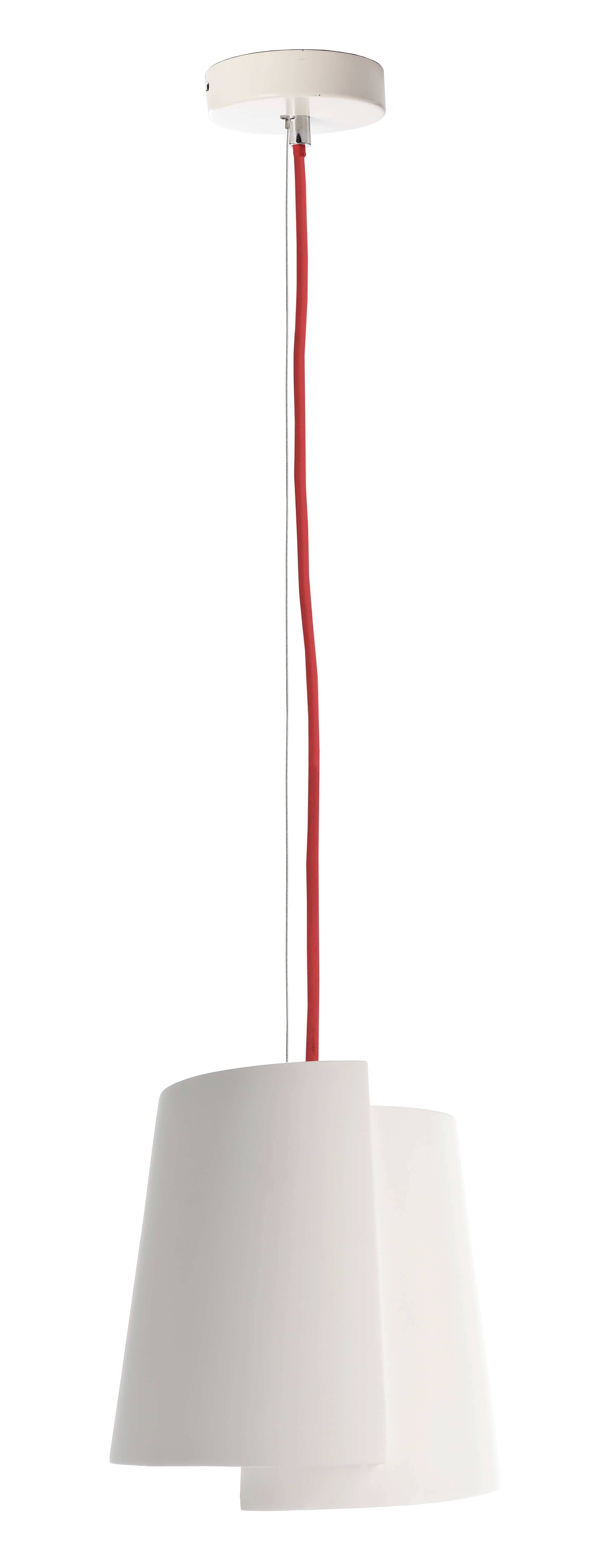 Suspension lumineuse avec deux abat-jour blancs qui se chevauchent et un câble rouge, au design moderne et minimaliste.