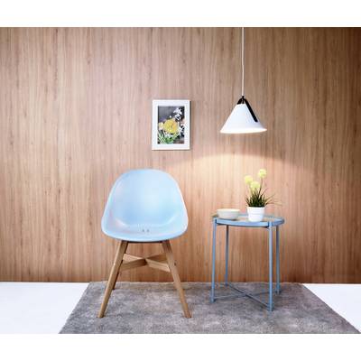 Chaise bleue et disposition de table devant un mur en bois avec image, lampe et décoration florale sur un tapis gris. Intérieur minimaliste.