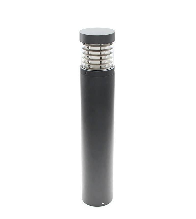 Un luminaire extérieur noir cylindrique, doté d'une partie supérieure composée d'anneaux métalliques, conçu pour diffuser la lumière de manière uniforme.