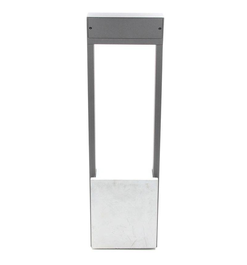 Un luminaire sur pied moderne et autonome en métal, au design minimaliste, avec un corps gris et un socle blanc.