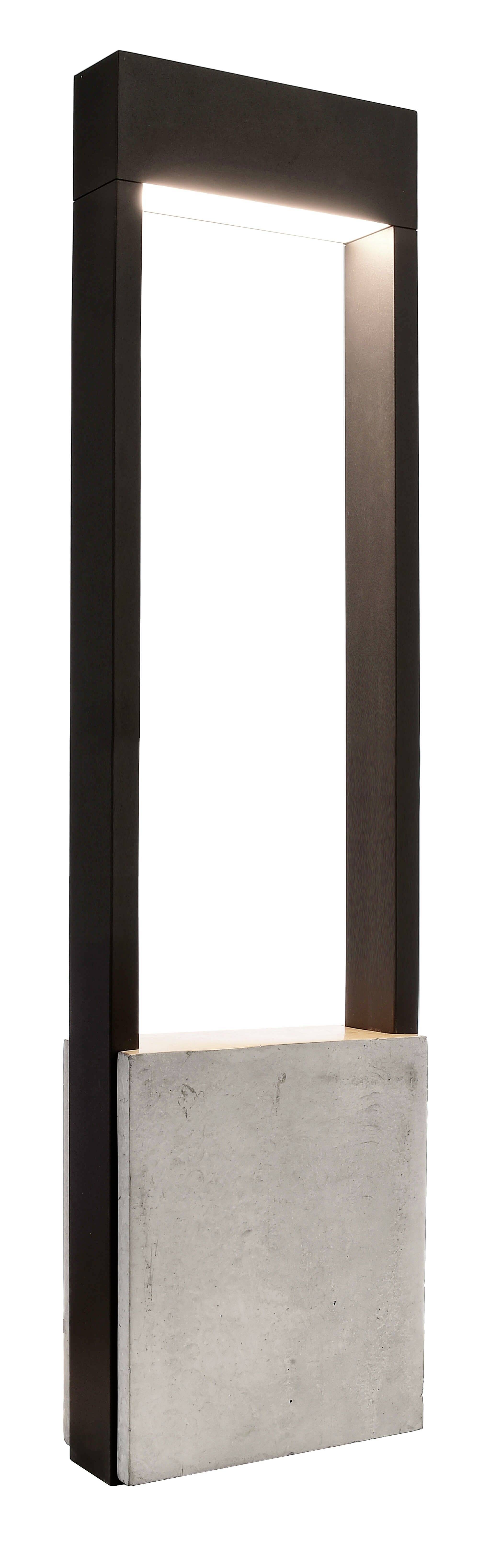 Lampadaire moderne et élancé en métal, de forme rectangulaire, éclairé à son sommet. Idéal pour les intérieurs contemporains.