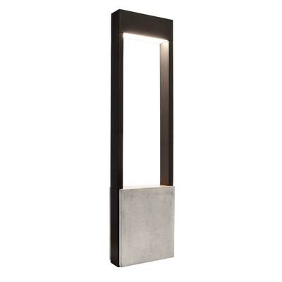 Lampadaire moderne et élancé en métal, de forme rectangulaire, éclairé à son sommet. Idéal pour les intérieurs contemporains.