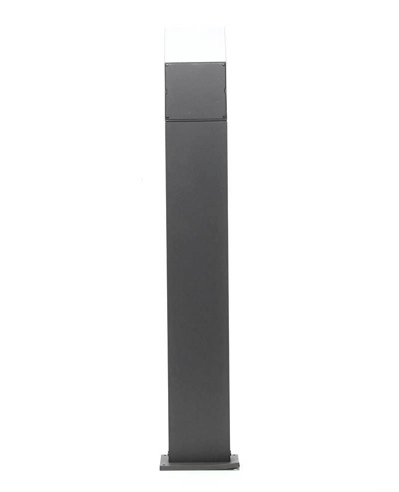 Une stèle haute et noire à section rectangulaire, potentiellement destinée à des usages décoratifs ou fonctionnels en extérieur.