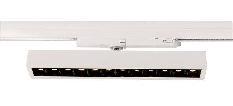 Un plafonnier blanc rectangulaire avec plusieurs petites lumières, monté sur un rail pour un éclairage directionnel à l'intérieur.