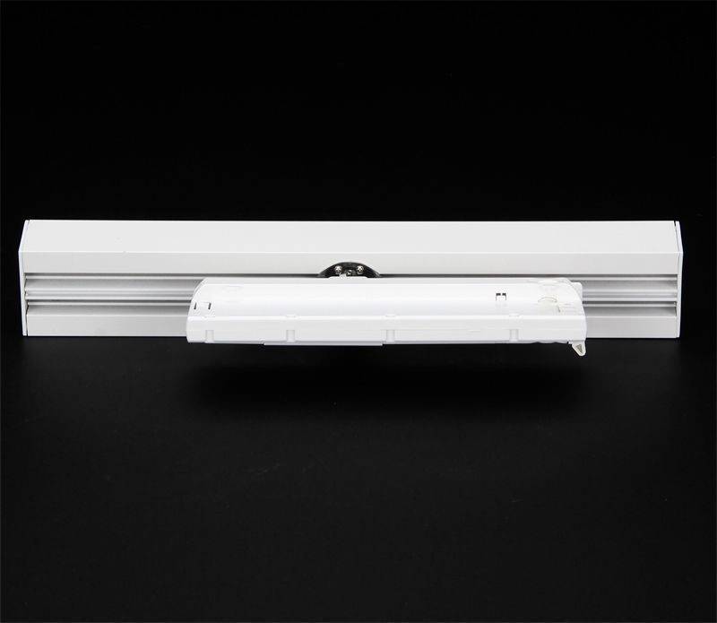 Un interrupteur LED linéaire blanc reposant sur une surface noire.