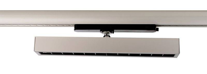 Projecteur LED rectangulaire fixé à un support de plafond, design moderne et minimaliste, dans un ton neutre, adapté à l'éclairage intérieur.
