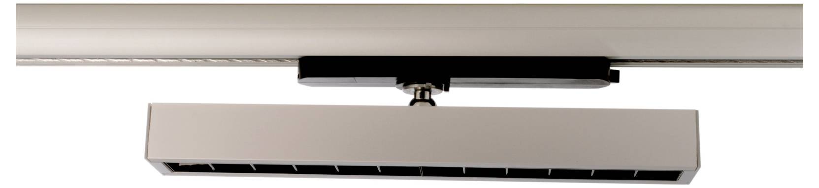 Un projecteur ou appareil audiovisuel rectangulaire monté, suspendu au plafond par un support noir.