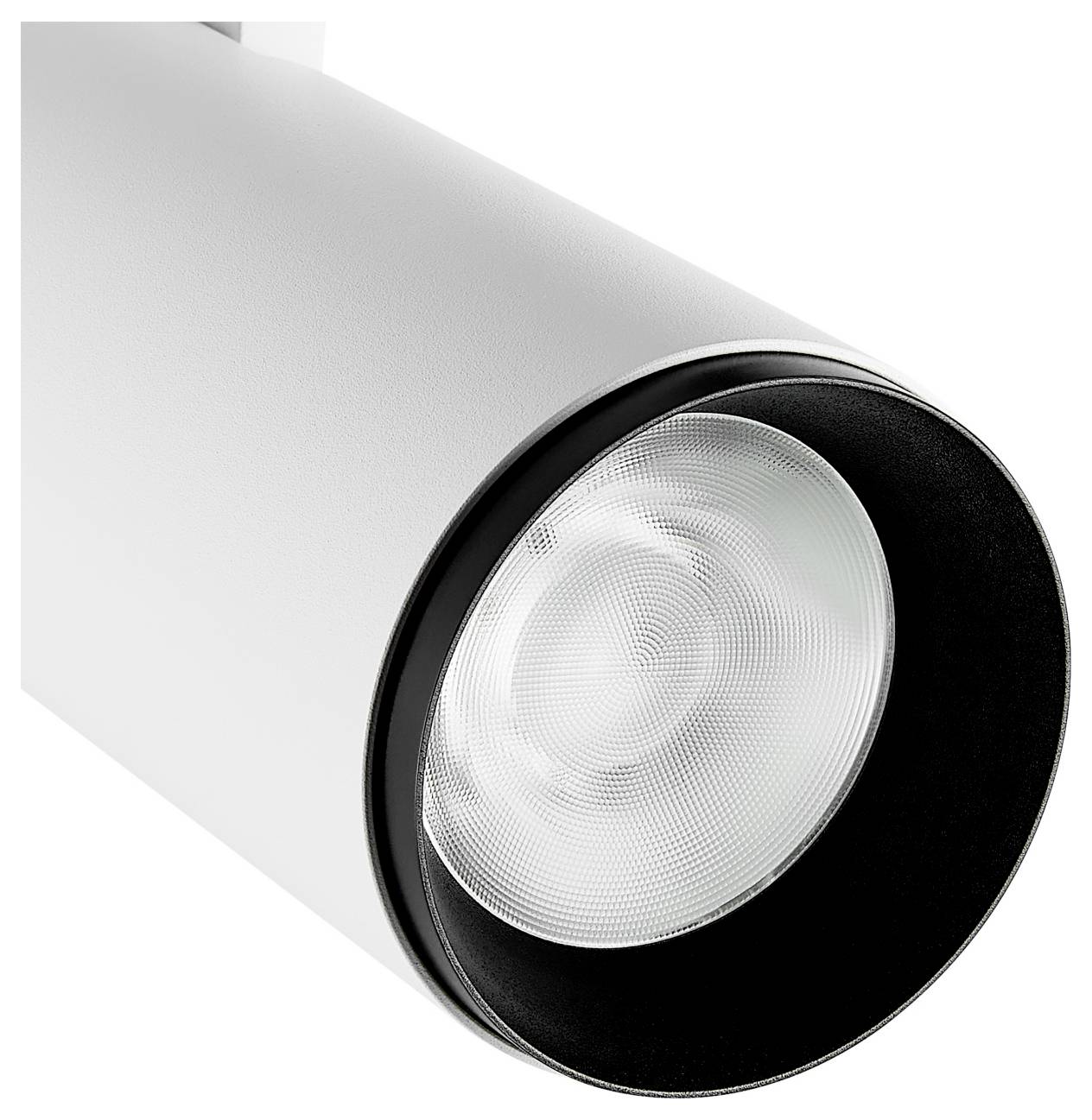 Gros plan d'un spot de plafond cylindrique blanc à finition noire et lentille en verre dépoli sur fond uni.