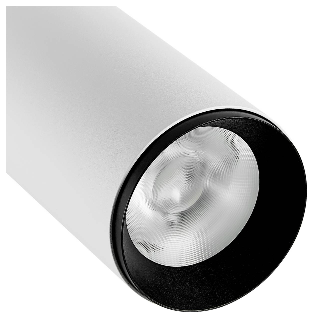 Luminaire de studio avec une grande lentille circulaire sur un corps cylindrique blanc, incliné en diagonale sur un fond blanc uni.