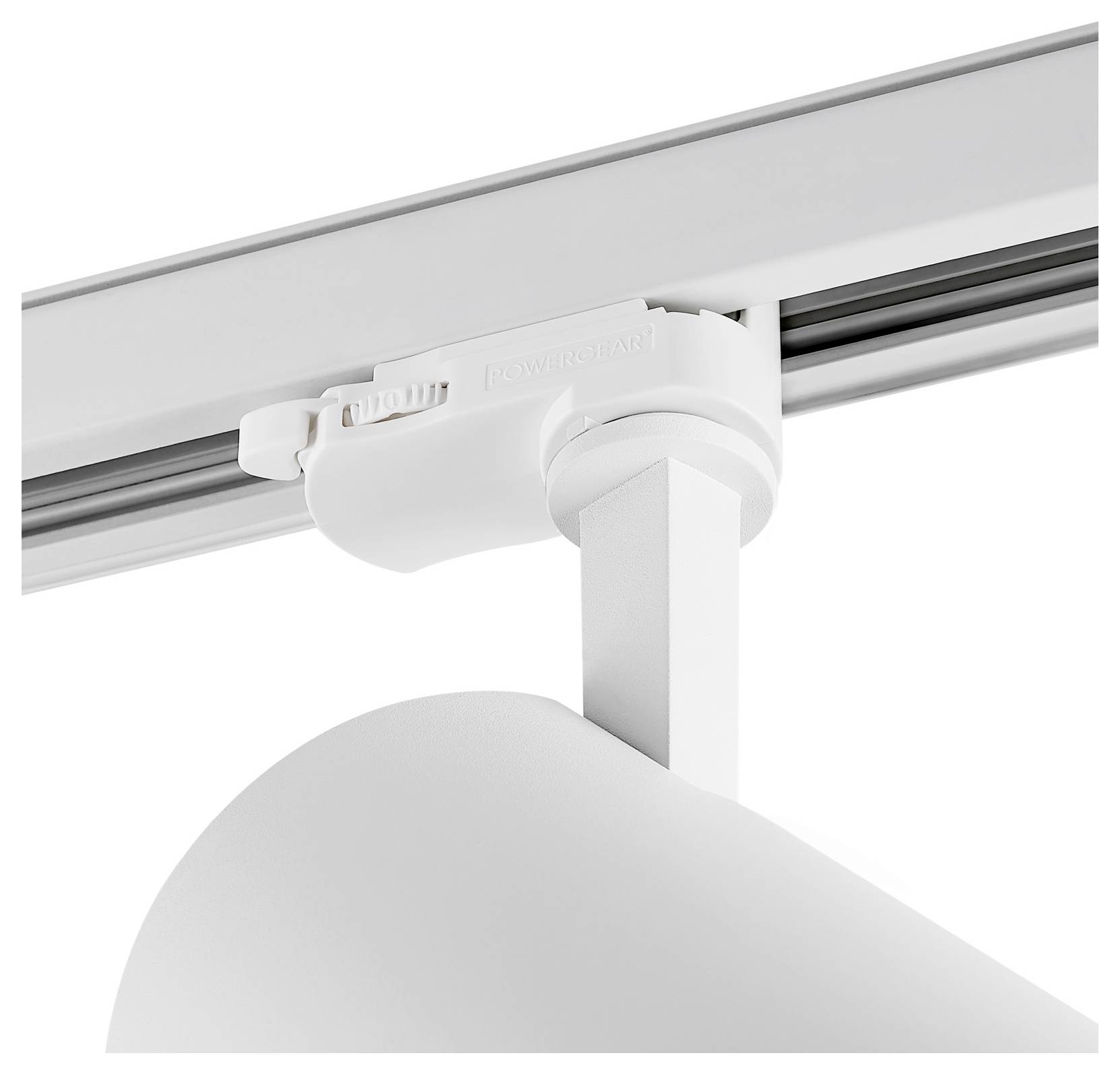 Gros plan d'un spot réglable blanc fixé sur un rail de plafond, avec une tête de lampe incurvée en dessous et un interrupteur coulissant sur le luminaire.