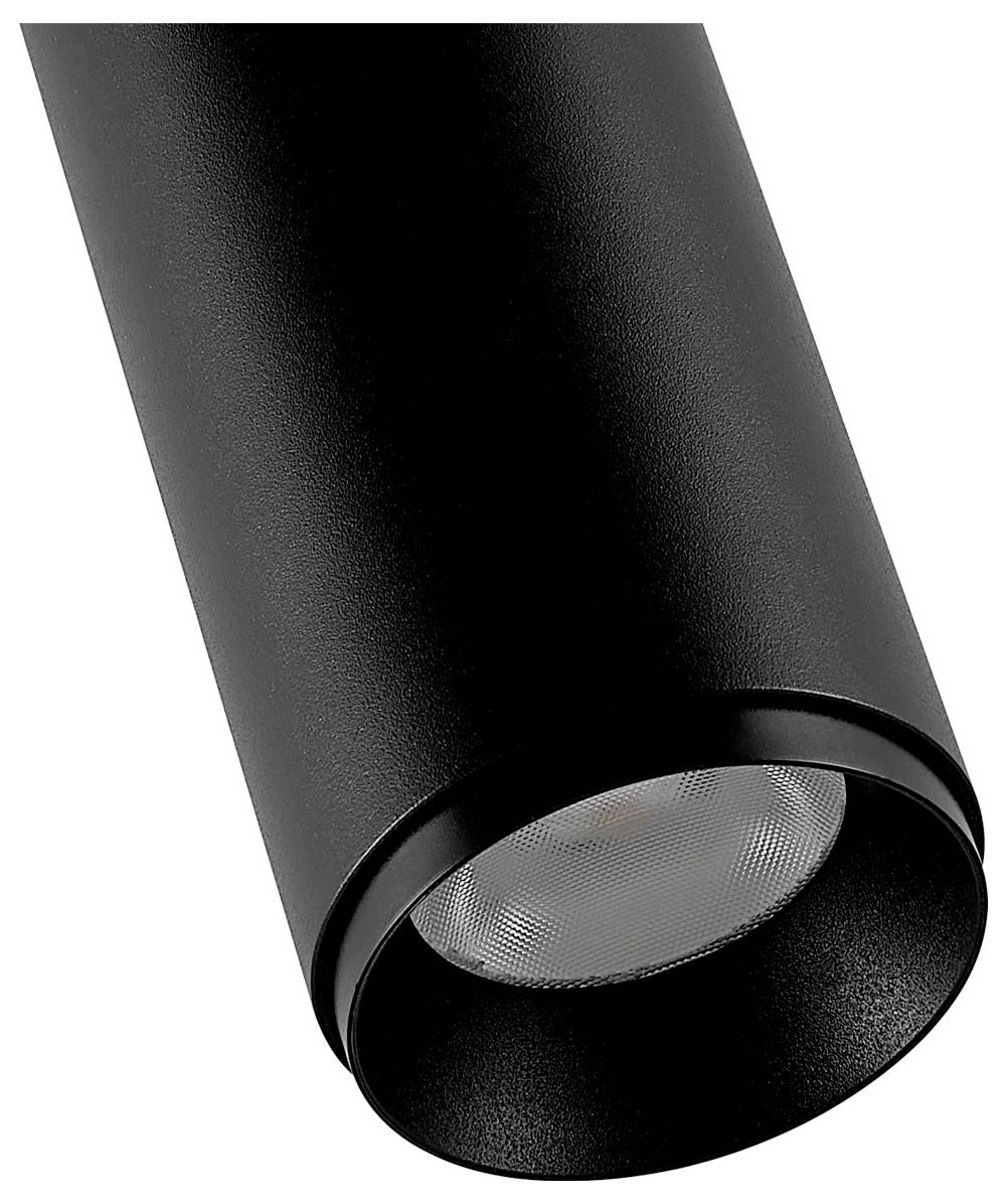 Projecteur cylindrique noir, incliné vers le bas, avec une lentille argentée encastrée et un rebord évasé et ouvert, sur fond blanc