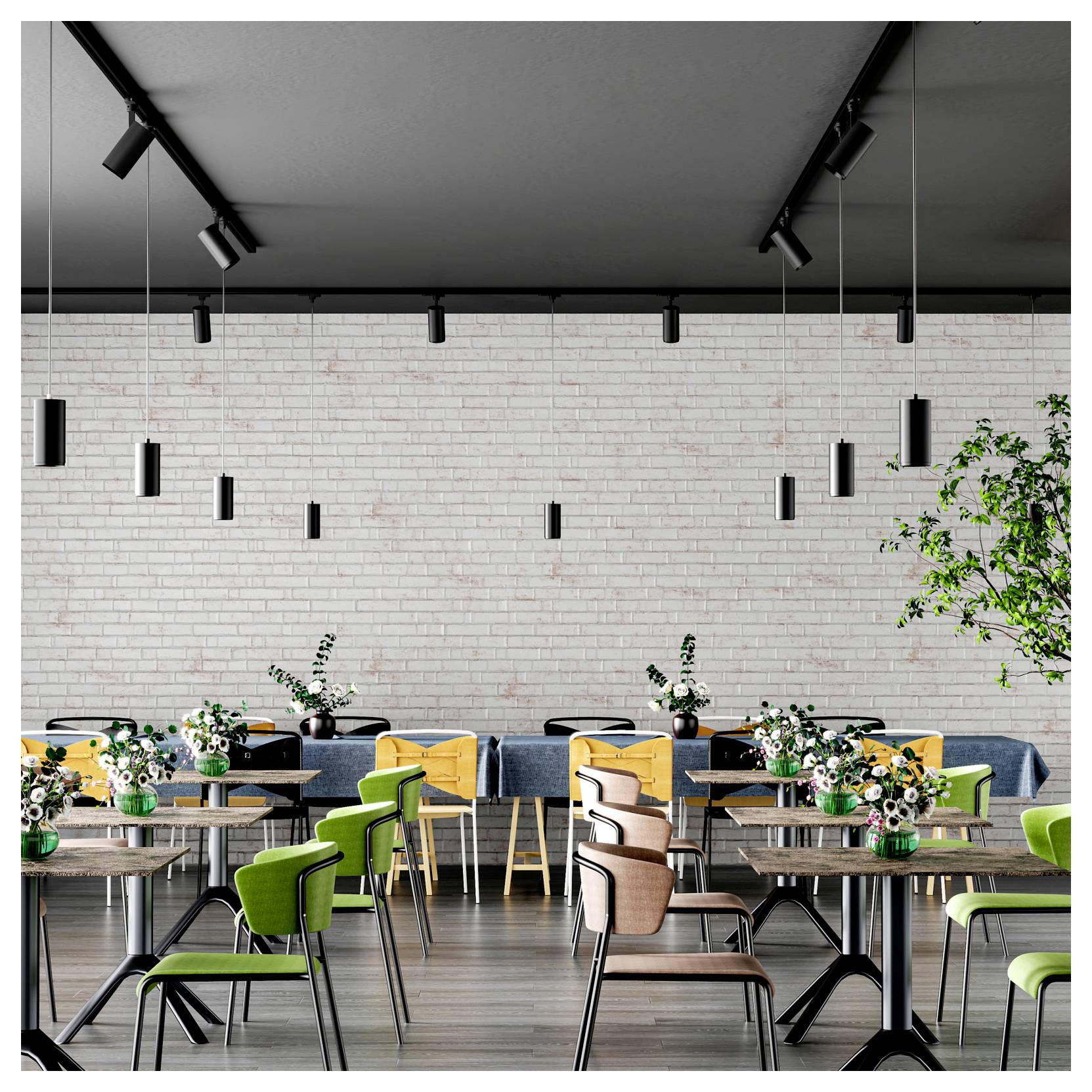 Intérieur de restaurant moderne avec des chaises vertes et en bois, des tables décorées de fleurs, des suspensions et un mur en brique blanche.