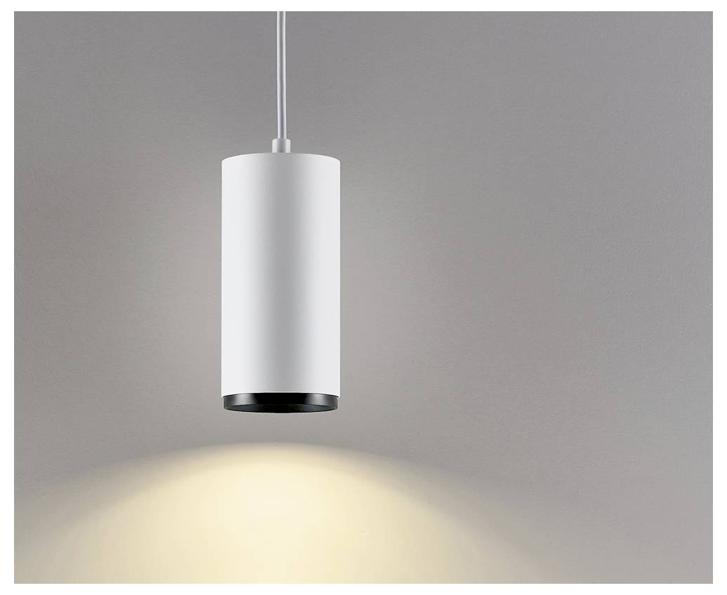 Suspension cylindrique blanche accrochée au plafond, diffusant une lueur chaleureuse sur le mur en contrebas.