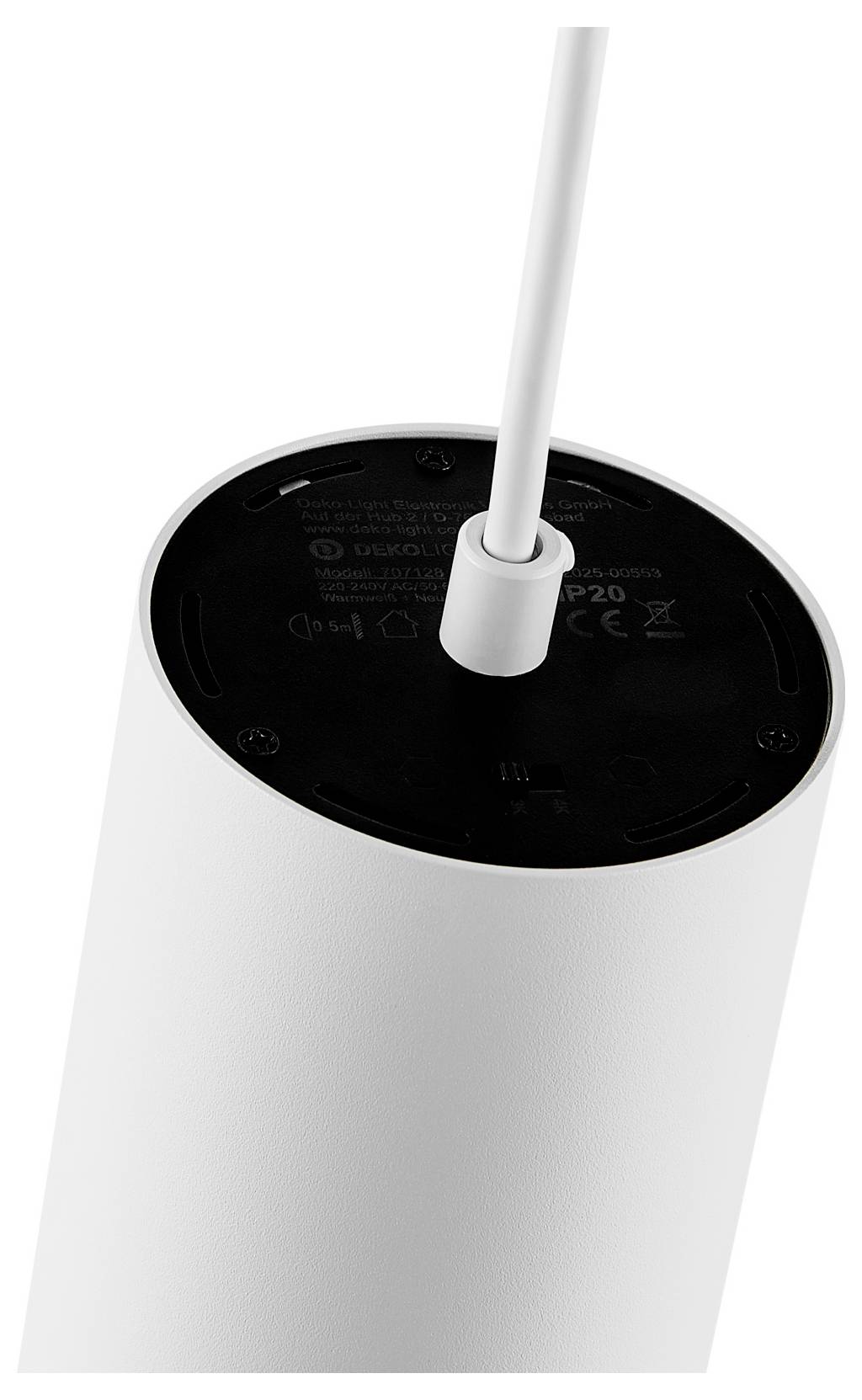Gros plan d'une enceinte intelligente ou d'un purificateur cylindrique blanc avec un câble branché dans l'ouverture supérieure.