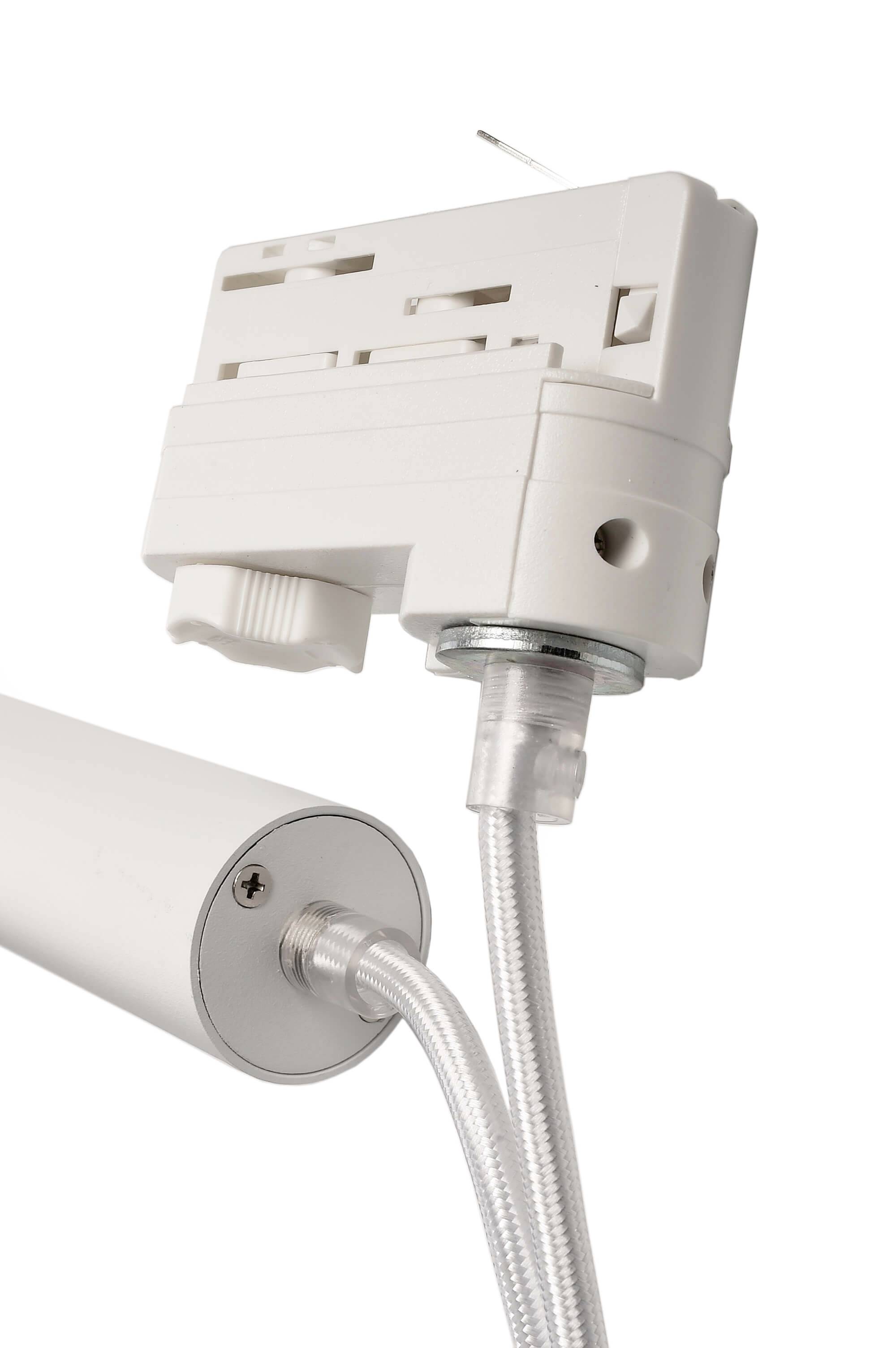 Un moteur électrique blanc pour stores, avec manchons métalliques et câble de connexion, adapté à l'automatisation des volets roulants.