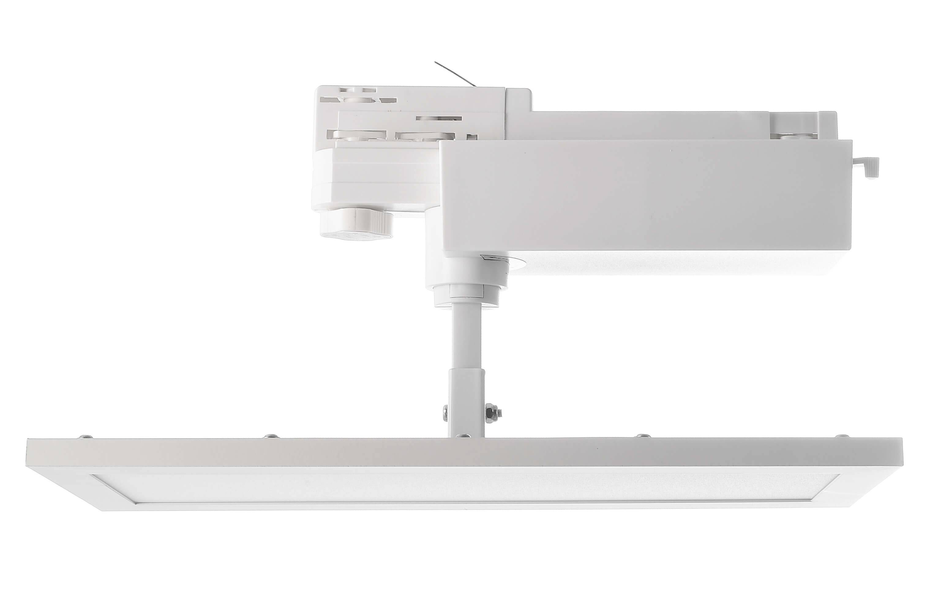 Un projecteur de plafond blanc avec un boîtier rectangulaire et une lentille circulaire, fixé sur un support.