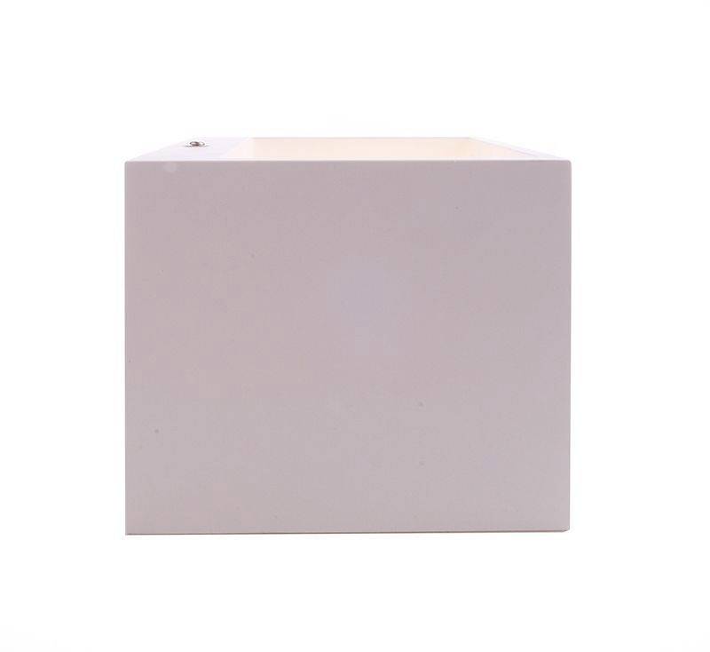 Un cube monochrome rose pâle sur un fond blanc.