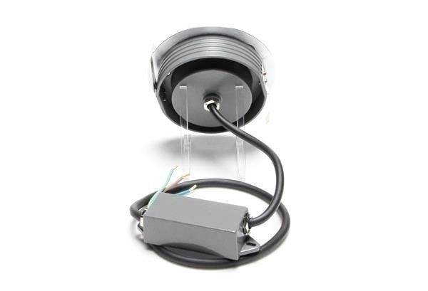 Un luminaire de plafond noir avec un câble attaché et un boîtier de raccordement électrique gris.