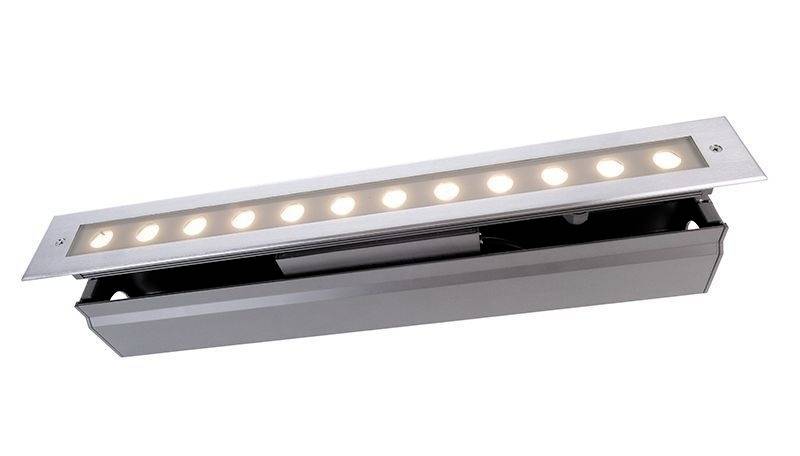 Un projecteur LED rectangulaire encastré avec plusieurs luminaires disposés en longueur, adapté à une installation au sol ou murale.