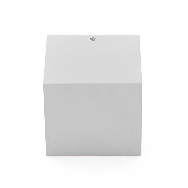 Un cube gris simple sur un fond blanc.