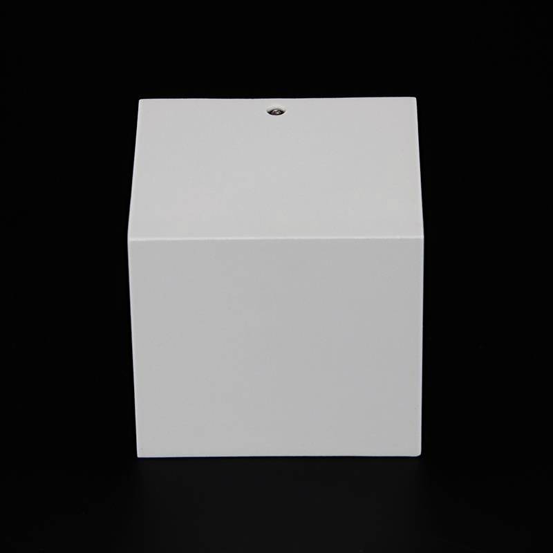 Un cube lumineux devant un fond noir.