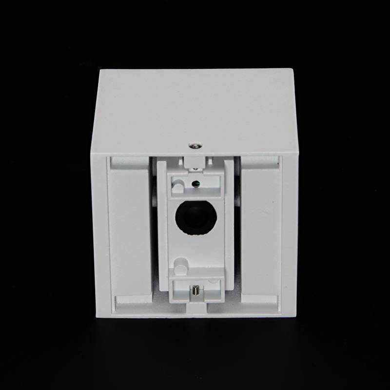 Support en plastique blanc sur fond noir, vue de face. Adapté pour fixer des objets au mur.