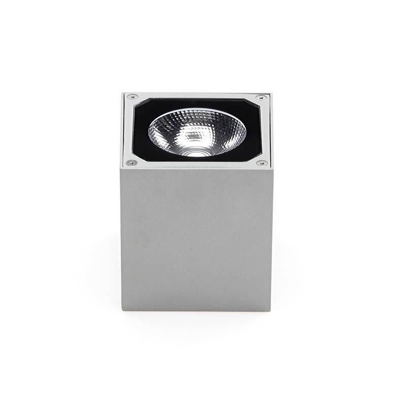 Une lampe de plafond rectangulaire argentée avec un éclairage LED apparent et un design moderne et minimaliste.