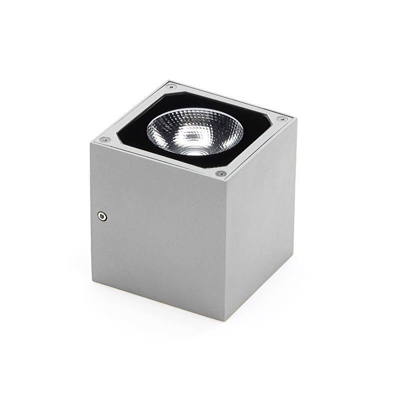 Un projecteur LED spots argenté, de forme cubique, avec un support carré, adapté à l'éclairage intérieur moderne.