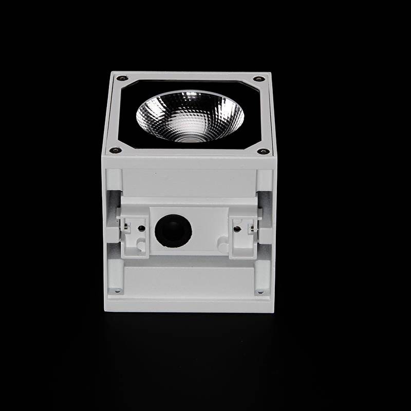 Plafonnier carré blanc avec surface intérieure réfléchissante sur fond noir. Adapté pour l'éclairage intérieur moderne.