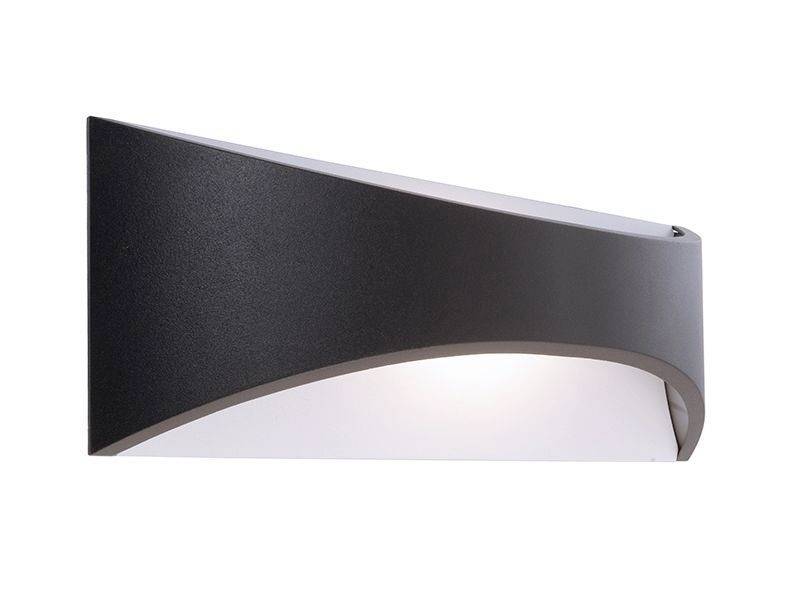 Un applique murale moderne noir au design incurvé diffuse une lumière douce et diffuse vers le bas.