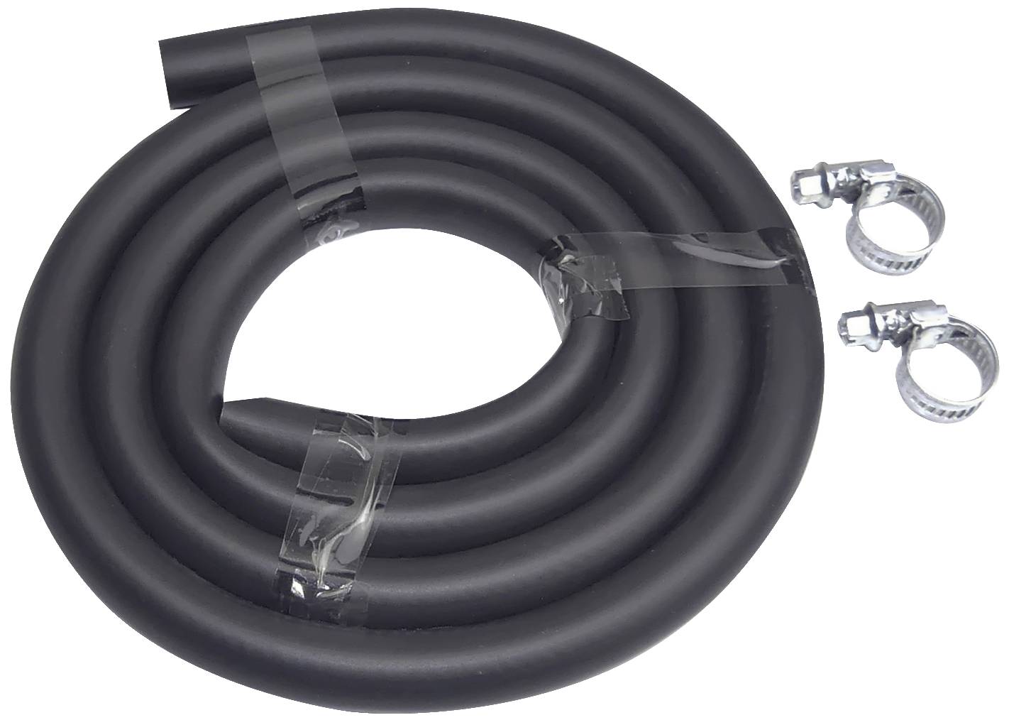 Un tuyau noir enroulé avec deux colliers de serrage métalliques à côté, adapté pour une utilisation dans les systèmes sanitaires ou de chauffage.
