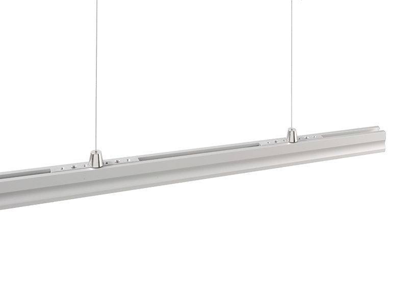 Suspension lumineuse rectangulaire en argent, suspendue par deux fins câbles en partie supérieure. Convient parfaitement aux espaces intérieurs modernes.