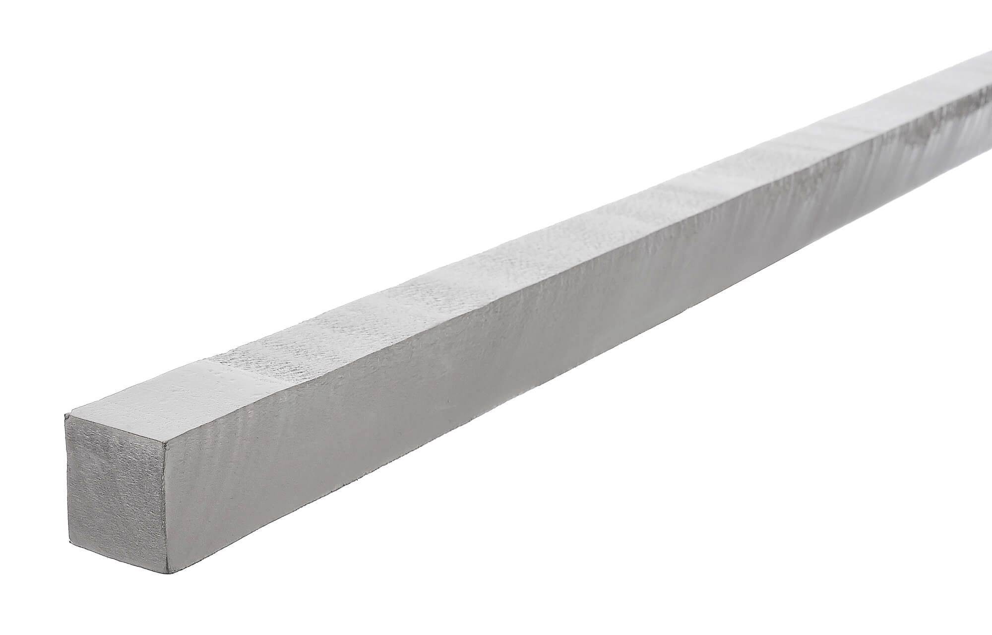Tige métallique à section carrée avec une surface lisse et brillante, s'étendant diagonalement à travers l'image.