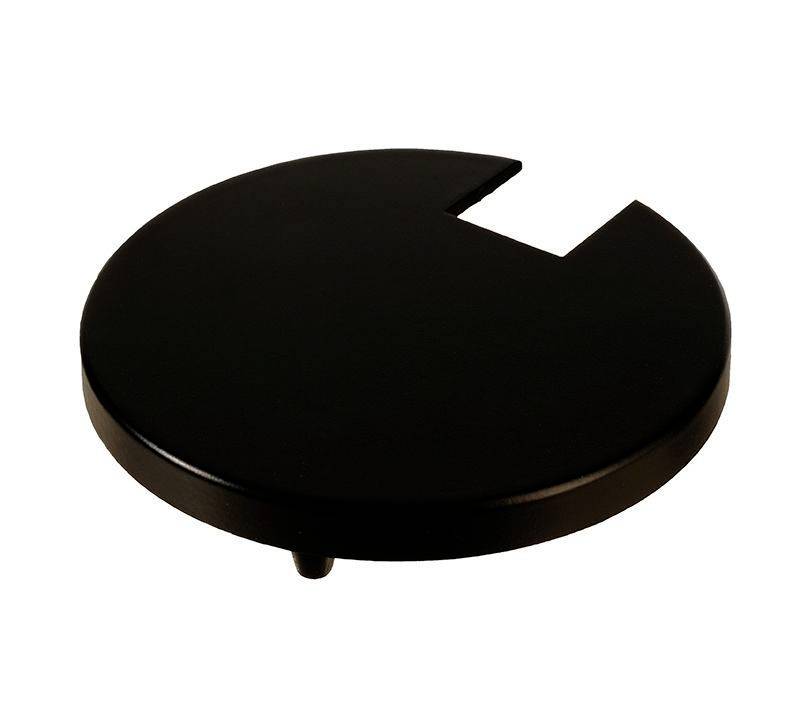 Disque noir, rond, avec une encoche triangulaire sur un bord ; pourrait être un composant d'un dispositif mécanique ou technique.