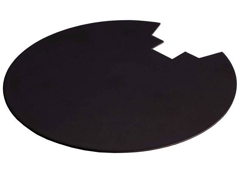 Un objet rond et noir avec un bord dentelé sur la droite, qui rappelle un morceau manquant.