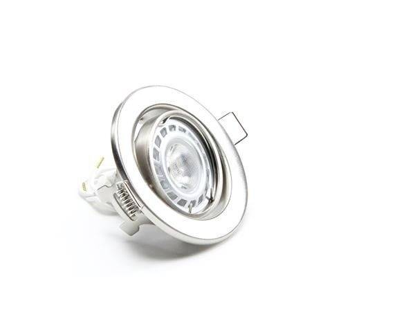 Un plafonnier rond avec un contour métallique et un spot LED intégré, posé sur le côté sur un fond blanc.