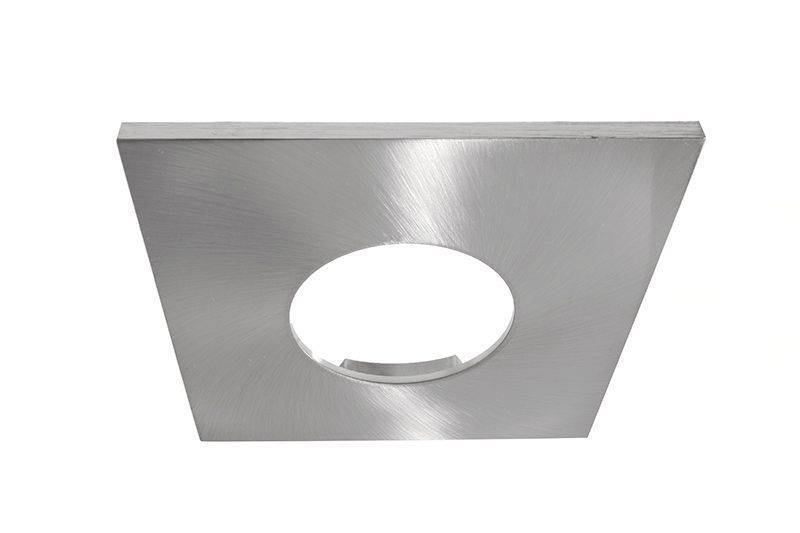 Cadre métallique carré avec découpe centrale circulaire. Convient pour le support de luminaires encastrés. Surface brillante.