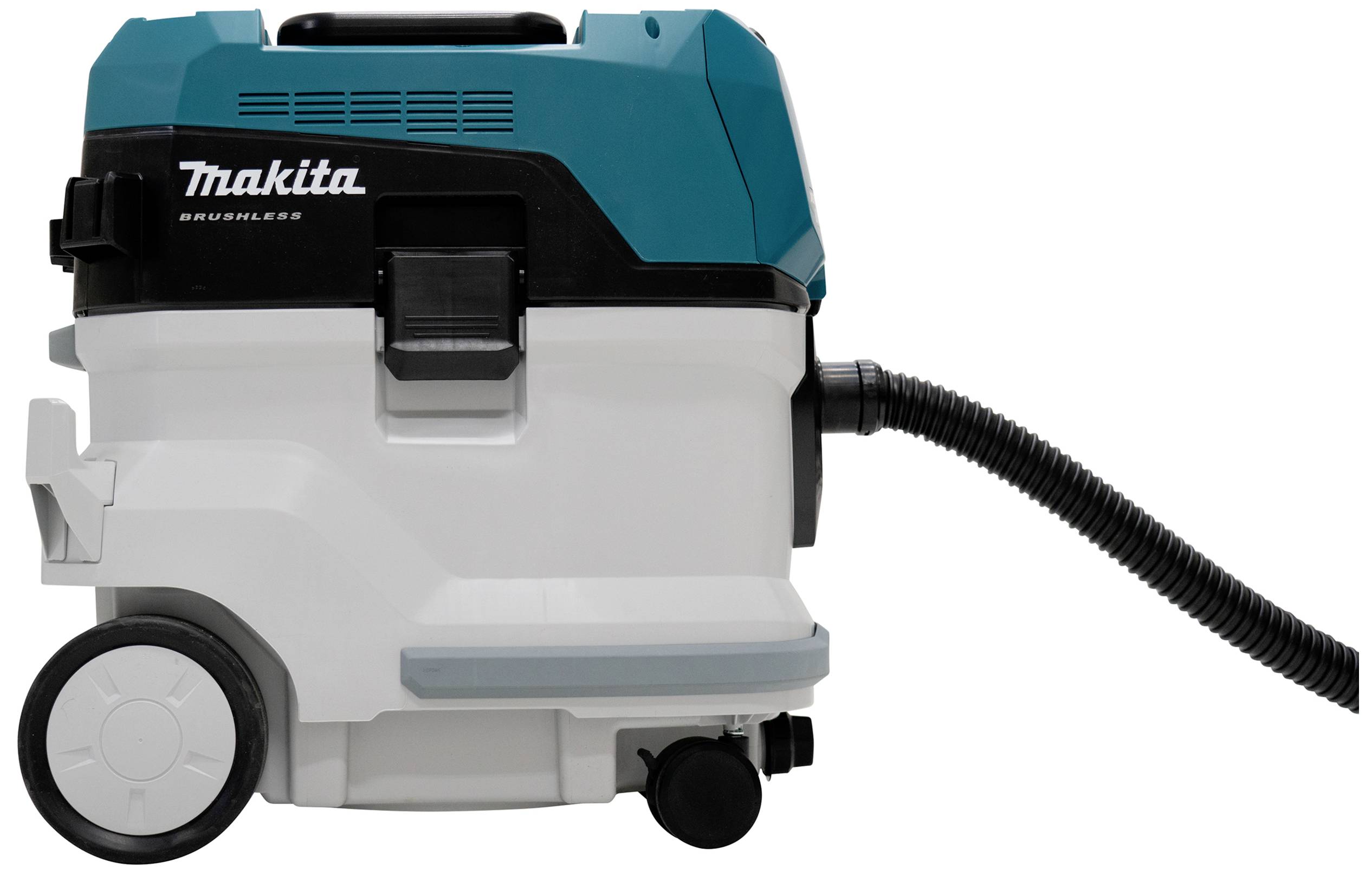 Un aspirateur Makita turquoise et blanc avec des roues et un tuyau fixé, adapté aux tâches d'atelier et de chantier.