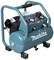 Un compresseur d'air portable vert de la marque Makita. Deux manomètres et un régulateur sont visibles sur le dessus.